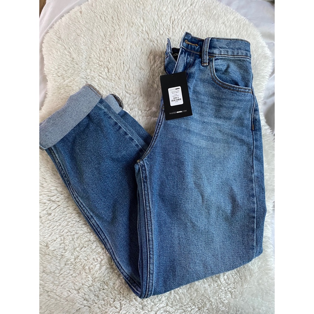 Fashion Nova size 5 boyfriend jeans :)